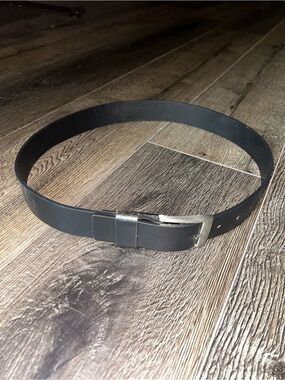 Men's Black Leather Belt EUR 85 33” H&M Classic Casual Style silver buckle 1.25”